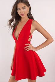 2021 Kirmizi Abiye Elbise Modelleri Cekiciligin Adresikirmizi Elbise Sirt Dekolteli Kisa Abiye Modelleri Kiyafet Kombinleri In 2021 Necklines For Dresses Wear Red Dress Dresses