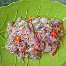 Tomat, cabe merah besar, cabe rawit, bawang putih, ebi campur sedikit bawang merah, terasi, penyedap rasa (royco), vitsin (biar kyk di resto rasanya), garam, gula, gula merah, sambal terasi instan merek finna (bs skip), kecap manis, kanji cairkan dgn sdikit air. 5 Resep Sambal Untuk Ayam Goreng
