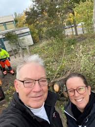 Bezirksstadträte Muschner und Schrod-Thiel informieren sich über den  laufenden Arbeitseinsatz auf dem Gelände der Peter-Witte-Schule