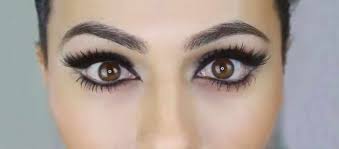 El tercer paso lo llevaremos a cabo con el eyeliner, de color negro, para delinear la línea de las pestañas. Maquillaje De Ojos 9 Trucos Que Funcionan 2020