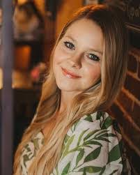 Stephanie Hassell's Instagram, Twitter & Facebook