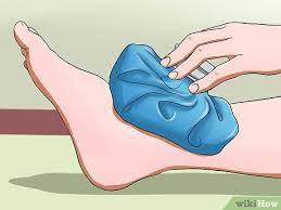 Setiap cedera pada tendon tibialis dapat menyebabkan sakit parah dan pembengkakan di sekitar pergelangan kaki. Cara Meredakan Nyeri Pada Pergelangan Kaki 13 Langkah