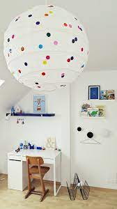 Eine pendelleuchte mit großem lampenschirm als zentralen mittelpunkt für ein kleineres kinderzimmer, einen spotstrahler und deckenfluter mit zwei, drei und mehr drehbaren leuchten zur flexiblen ausleuchtung bestimmter bereiche, Ideen Fur Kinderleuchten Und Kinderzimmerlampen
