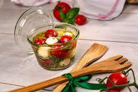 Klassisch als salat 'caprese' oder in einer cremigen suppe und auf einem knackigen. Tomate Mozzarella Im Glas Landgemachtes