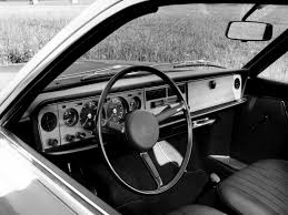 En 1967 cependant, elle se lança dans le marché de la berline de standing avec la ro 80, une berline de style révolutionnaire et à la technique qui l'était tout autant puisque équipée d'un moteur à pistons rotatifs licence wankel, que nsu avait déjà éprouvé sur le petit cabriolet sport prinz quelques années plus tôt. Un Modele Un Flop Nsu Ro 80 La Marginale Vroom Be