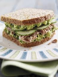 Un Sandwich Au Thon Au Concombre Et A L Avocat C Pinterest Recettes De Cuisine Recette Recette A Base De Thon
