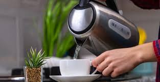 5 Conseils Pour Detartrer Votre Bouilloire Et La Nettoyer Nettoyer Bouilloire Bouilloire Detartrer Bouilloire