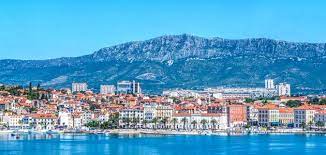 دولة كرواتيا أو التي تُعرف رسمياً بجمهوريّة كرواتيا، هي عبارة عن جمهوريّة برلمانيّة تقع جنوب شرق أوروبا، وتعتبر مدينة زغرب أكبر مدنها، وتبلغ مساحتها ما يقارب الستة وخمسين وخمسمئة وأربعة. Ù…Ø¹Ù„ÙˆÙ…Ø§Øª Ø¹Ù† Ø¯ÙˆÙ„Ø© ÙƒØ±ÙˆØ§ØªÙŠØ§ Ù…ÙˆØ¶ÙˆØ¹