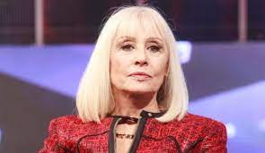 Così i telespettatori sono abituati a vedere raffaella carrà, che vanta alle spalle brani che oggi sono dei infatti nello scatto in questione che risale a un pò di tempo fa la carrà ha i capelli lunghi, sciolti. Raffaella Carra Parla Della Malattia Di Suo Fratello Fu Tremendo