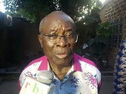 Ouagadougou: des hauts cadres à la retraite rendent hommage à leur  instituteur de 95 ans