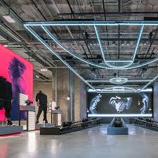 As A Brand Flagship And The Company S Largest Store Worldwide Adidas Nyc Celebrates Crea In 2020 With Images Store Design Interior Interior Design School Stadium Design