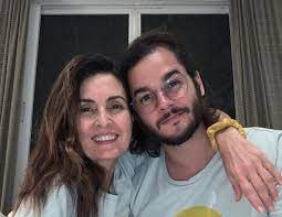 A apresentadora do encontro foi operada no domingo (6/12) para tratar câncer no útero. Fatima Bernardes Posa De Cara Limpa Com Tulio Gadelha Fiquem Em Casa Quem Quem News
