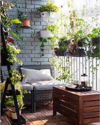 Las plantas colgantes son mucho más versátiles de lo que crees. Ideas De Decoracion Con Soluciones De Almacenaje Para La Terraza O Balcon Foto 1