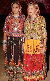 Gujarati Girls In Traditional Dress India Traditional Dress Traditional Dresses Folk Dresses