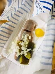 Wij ondersteunen inspirerende foodmerken met ambitie bij het realiseren van effectieve communicatie en. Haring Happen De Hollandse Nieuwe Is Weer Overal Te Koop