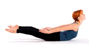 Salabhasana Postura Del Saltamontes Secuencias De Yoga Para Principiantes Posturas De Yoga Yoga Para Adelgazar