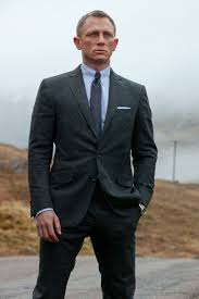 It rose to popularity across the upper class in europe. Daniel Craig Pocket Square