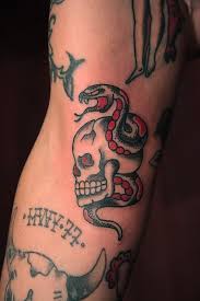 Skull And Snake Tattoo Traditional Google Search Tatuajes Tradicionales Tatuajes Elegantes Tatuajes