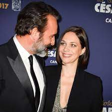 Tout a commencé alors que l'acteur était assis devant son petit écran : Jean Dujardin Et Nathalie Pechalat Retour En Images Sur Leur Histoire D Amour Femme Actuelle Le Mag