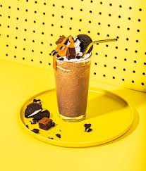 Lait Frappe Au Chocolat Et Creme Fouettee Chocolatee Recipe Chocolate Whipped Cream Chocolate Milkshake Whipped Cream