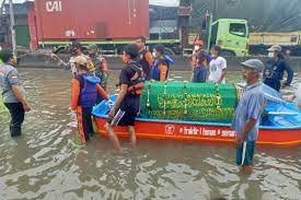 Banjir di kelurahan kaligawe kec. Akibat Banjir Jenazah Dibawa Ke Pemakaman Pakai Perahu Beritasatu Jateng Berita Satu