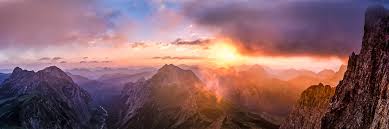 Sonnenuntergang ist um 20:59 uhr. Berglandschaft Sonnenuntergang Sonnenaufgang