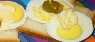 Uovo sodo, prezzemolo, peperoni sottaceto, olive nere, cipolla ed aglio o erba cipollina) e la salsa le croix (maionese con cubetti di formaggio e a volte la storia della maionese è strettamente collegata a quella del duca di richelieu. Tartine Con Maionese E Uova Sode Framor Com