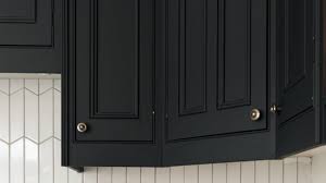 In particular, oak cabinets from the 1980s and 90s are my faves as man do they stand the test of time and only after 30 years of wear and tear do they need some love (kind of like me, wink wink). How To Paint Kitchen Cupboards How To Lick