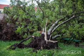Felhőtölcsér nyúlt le az égből orosházára és végzett nagy pusztítást. Tornado Volt Oroshazan Kiderul Idojaras