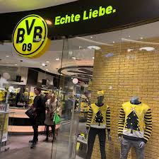Der bvb shop hat auch die schule und büro mitbedacht. Photos At Bvb Fanshop Sporting Goods Shop In Dortmund