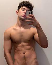 Do you guys think I would be cuter without the happy trail? : rcuteguys