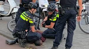 Afla acum informatii de ultima ora despre evenimentele curente din categoria politie oferite de ziare.com. Barendrechts Dagblad Voet Knie In Nek Door Rotterdamse Politie Of Nep