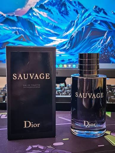 SAUVAGE EAU FORTE, EL NUEVO PERFUME La frescura emblemática de Sauvage intensificada y ampliada en una innovadora fórmula sin alcohol, exclusiva de Dior. Impulsada por el agua, Sauvage Eau Forte es fresca