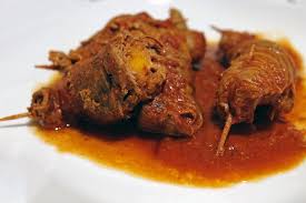 La cottura per eccellenza degli involtini di carne alla siciliana è quella alla brace, carboni ardenti, un filo d'olio prima di posizionarli sulla griglia e quel bruciacchiato misto ad affumicatura che li rende unici, ma a casa non. Involtini Al Sugo Ripieni Di Prosciutto E Formaggio Ricette Slow Cooker
