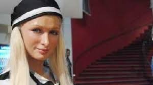 Paris Hilton es vestida de presidiaria en Nueva York