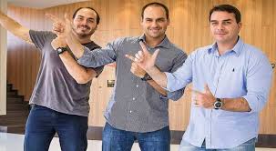 Resultado de imagem para Bolsonaro e os filhos