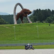 Les séances libres s'enchaînent, mais sans le pilote. Hard First Day On Red Bull Ring Alpe Adria Motorcycle Union