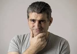 Primer plano retrato de triste y deprimido 40 hombre mirando a través de w  — Foto de stock #173898646 © focuspocusltd