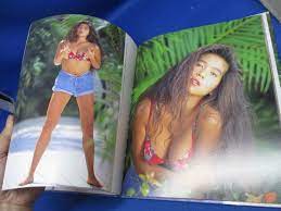 Amazon.co.jp: 飯島直子 写真集 抱きしめて 水着 おっぱい セミヌード 裸 ワニブックス 手で隠す 1991年初版 61509 :  おもちゃ