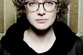 Marie Key spiller på Train