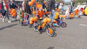 In beeld: Koningsdag versierde fietsenoptocht Lemelerveld