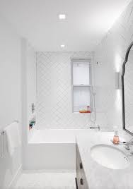 The metro tiles, all the way up to the ceiling, look stylish and modern and, combined with black taps in particular, the herringbone pattern is a great way to add a little movement and a touch of the combine metro tiles with natural stone. Herringbone Feature Bathroom Tile White Herringbone Tile Bathroom Small Bathroom Renovations Herringbone Tile Bathroom