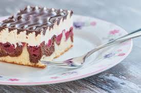 Normalerweise braucht man für eine quarktorte neben mehl auch zucker. Beruhmter Deutscher Kuchen Das So Genannte Donauwelle Auf Einer Platte Mit Einer Gabel Stockfoto Bild Von Backerei Kuchen 145602352