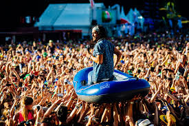 A 25 ans, eddy de pretto s'inscrit dans la liste des révélations musicales incontournables de ces deux dernières années. Frero Delavega Live Concert Ronquieres Festival 9646 Flickr
