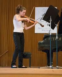 The film tells about two girlfriends whose marital paths diverged. Vysledky Beethovenuv Hradec