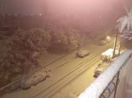 Στο σημείο έχουν σπεύσει ισχυρές δυνάμεις κατάσβεσης και συγκεκριμένα 24 πυροσβέστες με 11 οχήματα, ενώ επιχειρούν εναέρια μέσα. Xionia Sthn Attikh Parelyse H A8hna Nea Systash Apagoreyshs Kykloforias Diakopes Reymatos Problhmata Sta Mmm Eikones Vid Libre