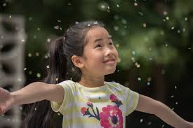 Since mädchen is a grammatically neuter noun, all preceding articles, determiners, and adjectives take neuter forms: Ente Gut Madchen Allein Zu Haus Kinderfilmwelt