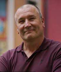 I was very fortunate to get the chance to interview Andrew Teilo who plays  Hywel in Pobol y Cwm. I'm trying to encourage guests to speak a little  slower than normal to