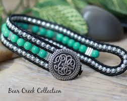 Articles Similaires A Manchette En Cuir Perles Nacre Rang 5 Wrap Chocolat Blanc Et Bracelet Marron Perles Bouton En Metal Bronze Boheme Bijoux En Verre Sur Et Braided Leather Bracelet Beaded