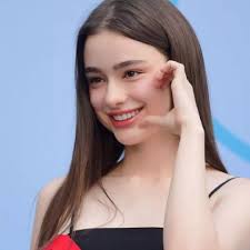 Alissa Haywood's Instagram, Twitter & Facebook